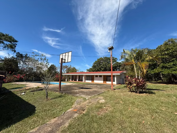 Espectacular Propiedad con Casa Moderna en Labrador – Ideal para Vivir o Invertir