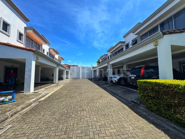 Venta de casa en condominio pequeño en Pozos