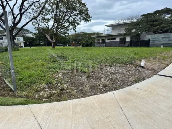 Venta de lote plano y esquinero en condominio de lujo en Lindora
