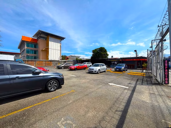  Terreno Comercial y Residencial en Venta en Guadalupe. Ideal para Desarrollo Vertical o Gasolinera