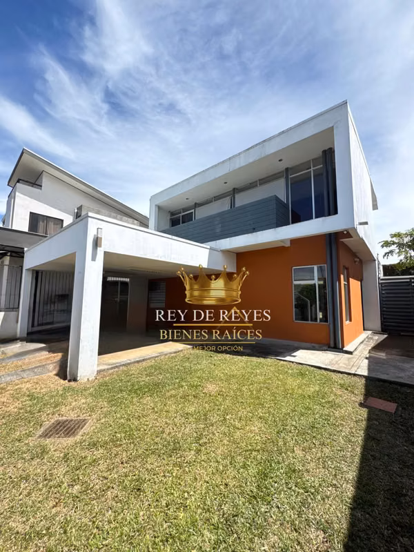 SE VENDE CASA EN EL CENTRO DE TURRÚCARES EN ALAJUELA-COSTA RICA