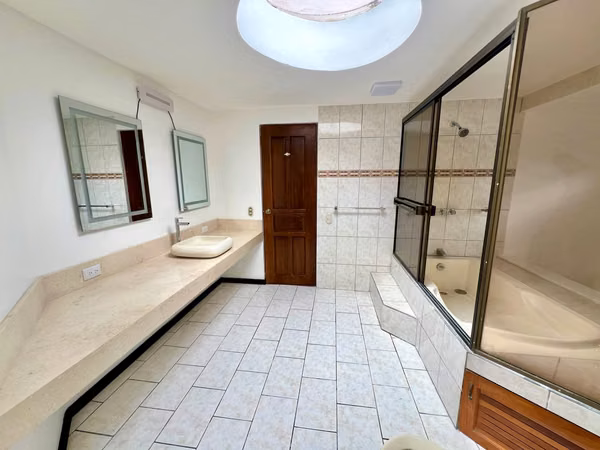 Casa de 3 cuartos + servicio + sala TV, línea blanca, 3 parqueos, Escazú