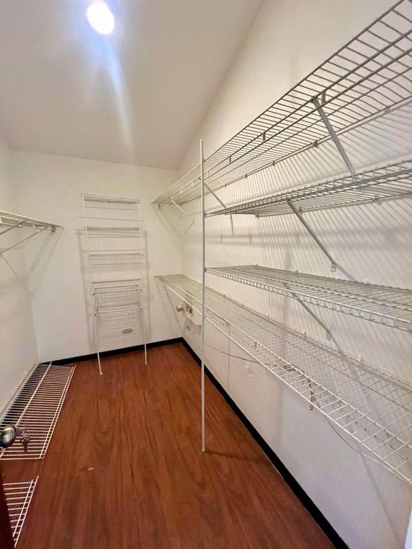Casa de 3 cuartos + servicio + sala TV, línea blanca, 3 parqueos, Escazú