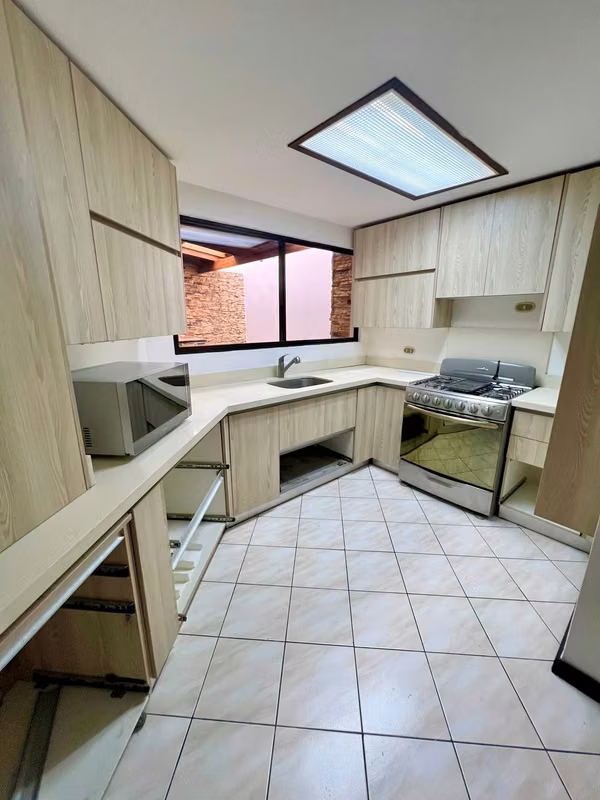 Casa de 3 cuartos + servicio + sala TV, línea blanca, 3 parqueos, Escazú
