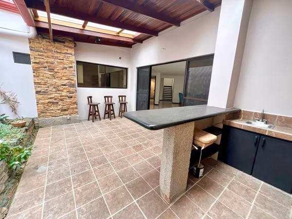 Casa de 3 cuartos + servicio + sala TV, línea blanca, 3 parqueos, Escazú