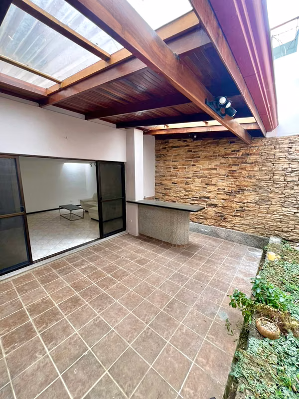 Casa de 3 cuartos + servicio + sala TV, línea blanca, 3 parqueos, Escazú