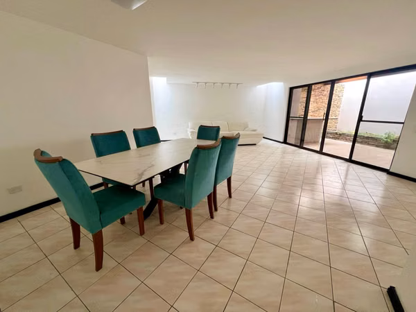 Casa de 3 cuartos + servicio + sala TV, línea blanca, 3 parqueos, Escazú