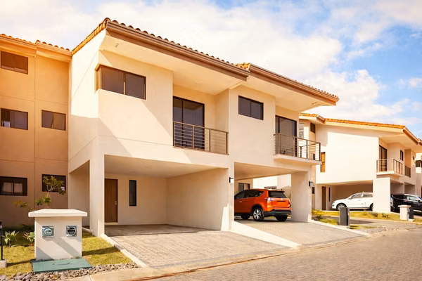 Casa de Lujo en Condominio Exclusivo | Terraza, Diseño Moderno y Máximo Confort