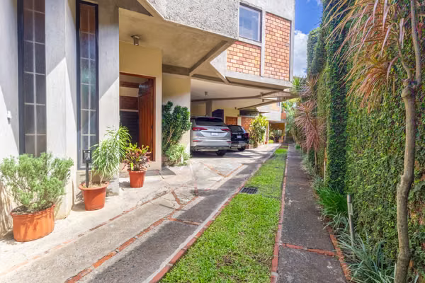 Propiedad con 3 apartamentos en venta – San Pedro, Montes de Oca