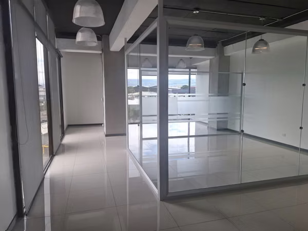 Alquiler oficina 75m2 en condominio con divisiones internas y parqueos.
