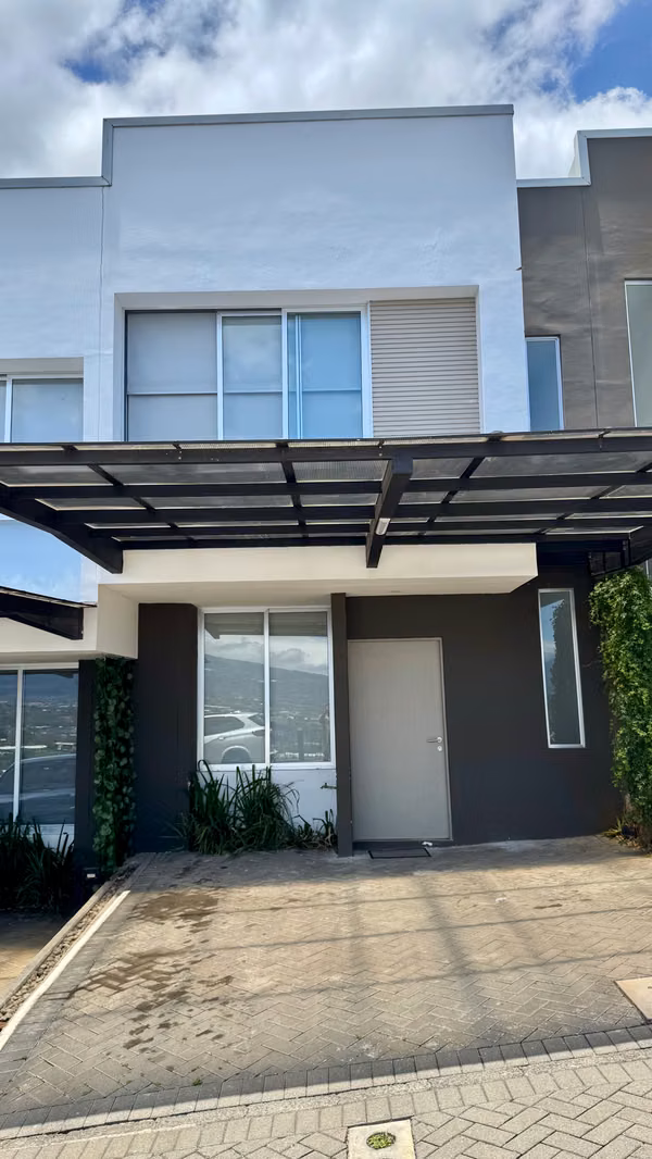 Oportunidad Vistas de Santa Ana con línea blanca 2 habs 2.5 baños 2 parqueos patio $1300