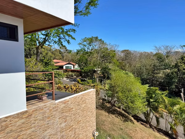 Venta casa semiamueblada c/piscina y vista a la montaña, Orotina. (MV)