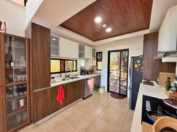 Venta casa semiamueblada c/piscina y vista a la montaña, Orotina. (MV)