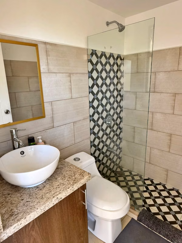 Venta casa semiamueblada c/piscina y vista a la montaña, Orotina. (MV)