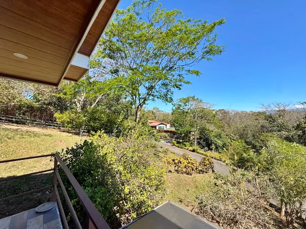 Venta casa semiamueblada c/piscina y vista a la montaña, Orotina. (MV)