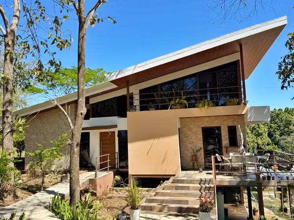 Venta casa semiamueblada c/piscina y vista a la montaña, Orotina. (MV)