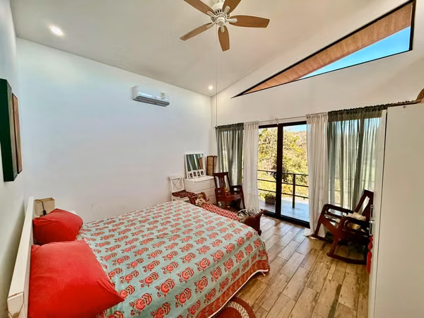 Venta casa semiamueblada c/piscina y vista a la montaña, Orotina. (MV)