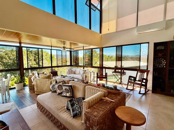 Venta casa semiamueblada c/piscina y vista a la montaña, Orotina. (MV)