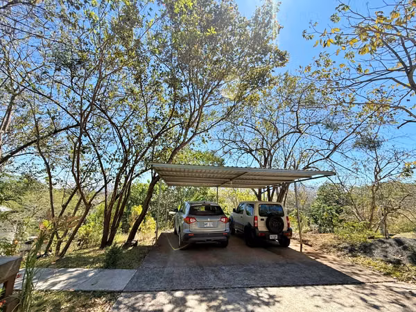 Venta casa semiamueblada c/piscina y vista a la montaña, Orotina. (MV)