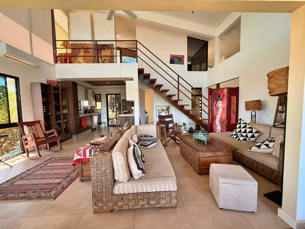Venta casa semiamueblada c/piscina y vista a la montaña, Orotina. (MV)