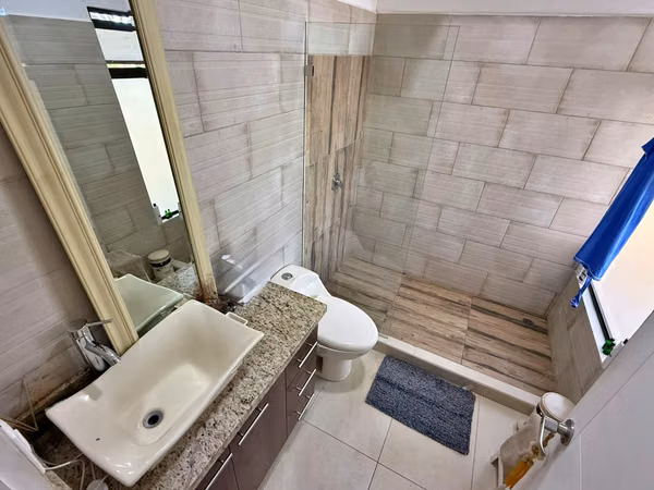 Venta casa semiamueblada c/piscina y vista a la montaña, Orotina. (MV)