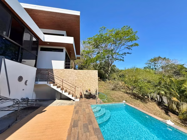 Venta casa semiamueblada c/piscina y vista a la montaña, Orotina. (MV)