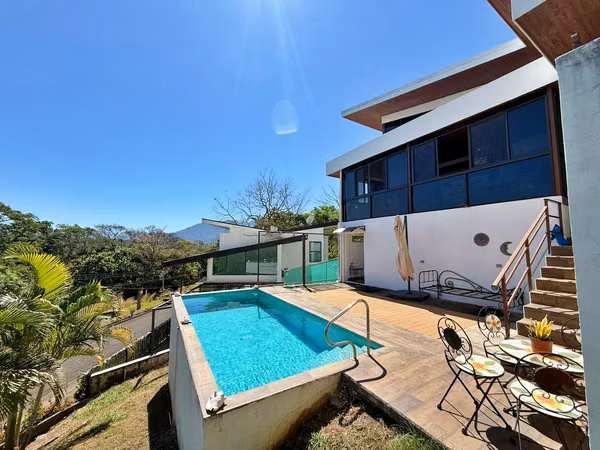 Venta casa semiamueblada c/piscina y vista a la montaña, Orotina. (MV)
