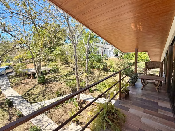 Venta casa semiamueblada c/piscina y vista a la montaña, Orotina. (MV)