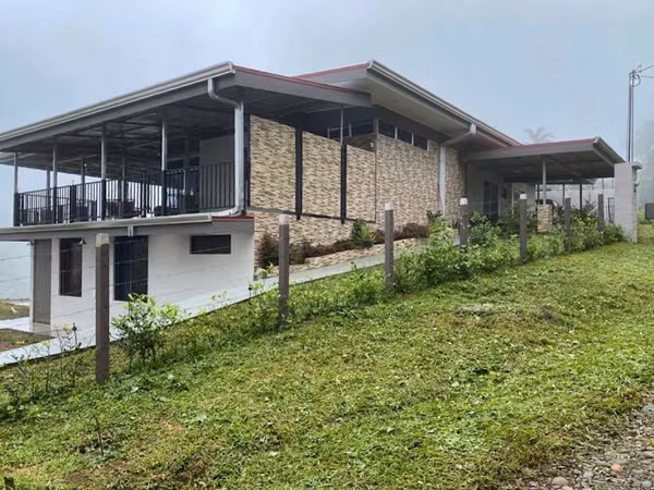 VENTA CASA INDEPENDIENTE CON 3600 METROS DE TERRENO EN AGUAS ZARCAS
