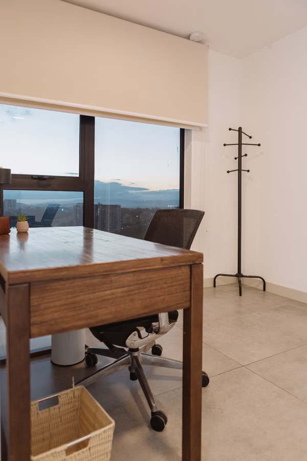 Apartamento amueblado en condominio Núcleo Sabana/ Piso alto/ Linda vista