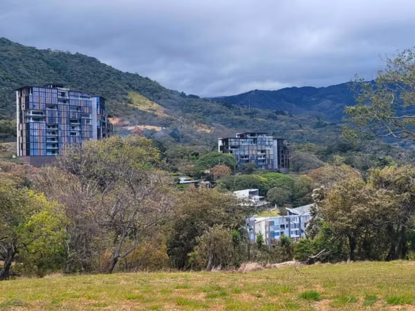 Terreno para desarrollo en Altos de Las Palomas, Santa Ana