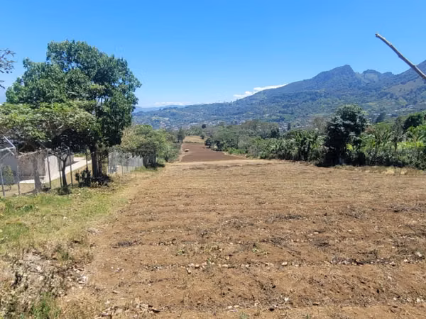 Lote plano con doble frente en San Antonio de Escazú