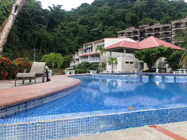 Vendo MODERNO APARTAMENTO dentro del Club de Playa Punta Leona