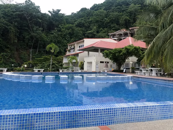 Vendo MODERNO APARTAMENTO dentro del Club de Playa Punta Leona