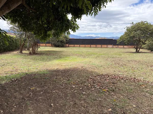 Venta de lote esquinero en Colinas de Montealegre Roble Sabana