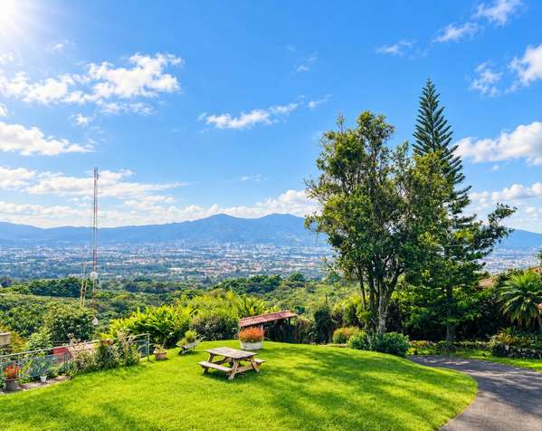 Venta de Casa con lote amplio y vista en San Rafael de Heredia