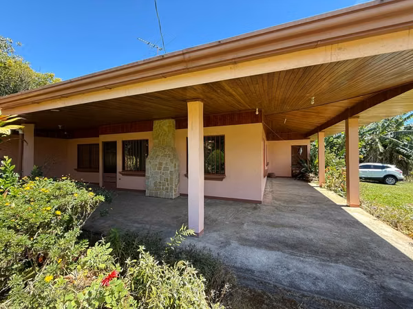 Quinta con casa y amplio terreno en Los Ángeles de San Rafael de Heredia