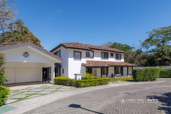 21315 - Five bedroom family home in gated community, Rio Oro Santa Ana