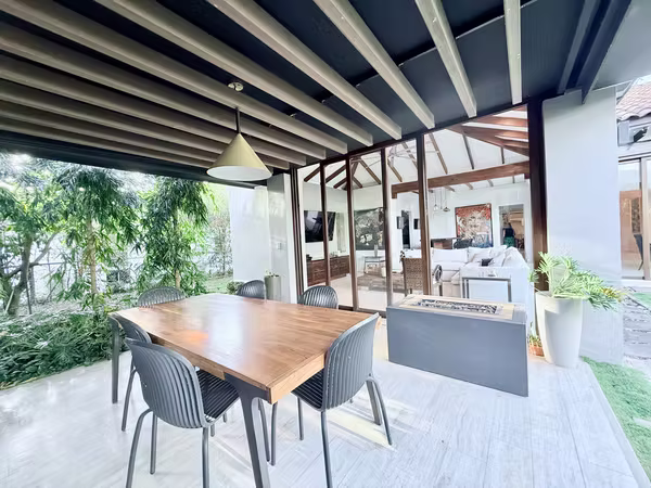 Casa en condominio para la venta en lindora con amplio jardín