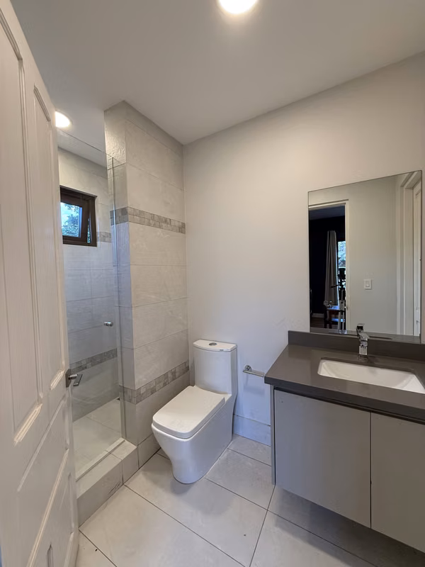 Casa en condominio para la venta en lindora con amplio jardín