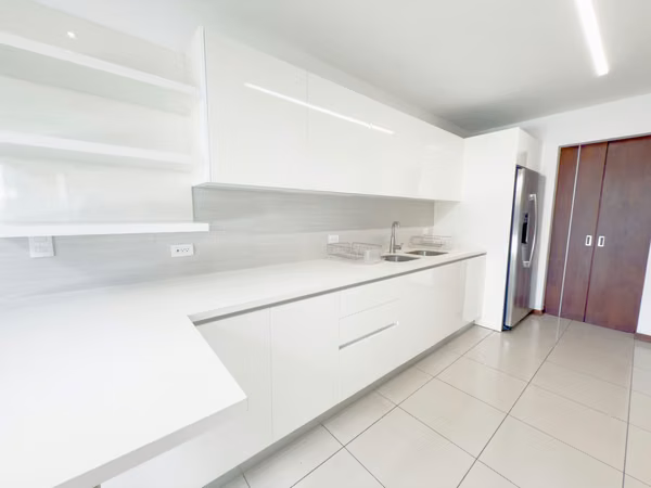 Casa Aura: Moderna casa de 3 pisos en el corazón de Santa Ana