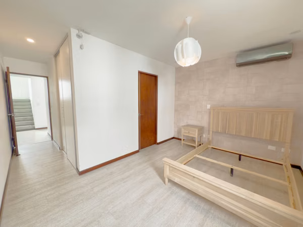 Casa Aura: Moderna casa de 3 pisos en el corazón de Santa Ana