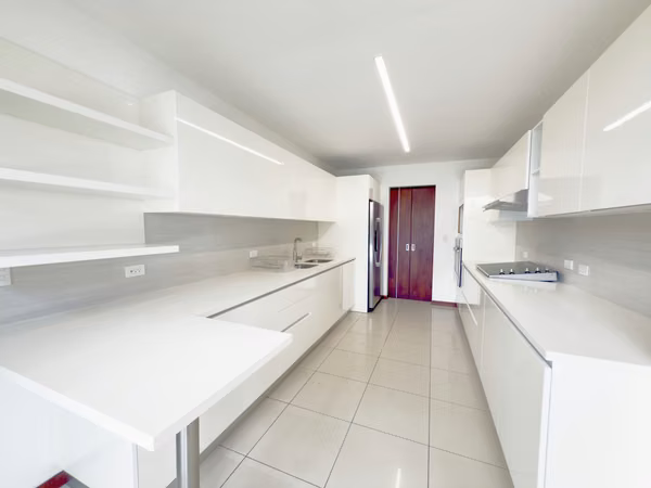 Casa Aura: Moderna casa de 3 pisos en el corazón de Santa Ana