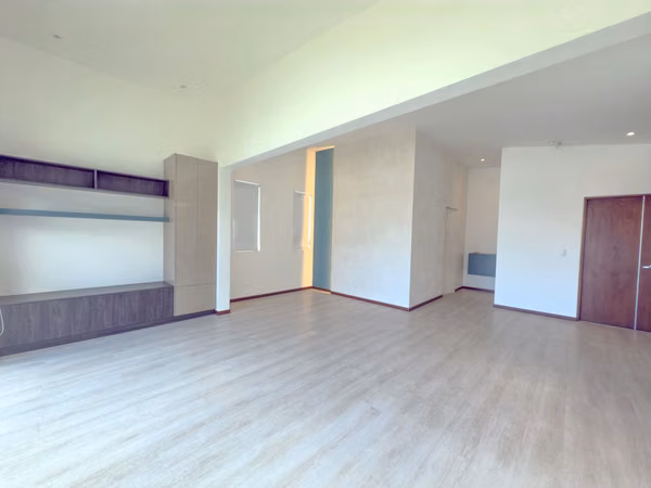Casa Aura: Moderna casa de 3 pisos en el corazón de Santa Ana