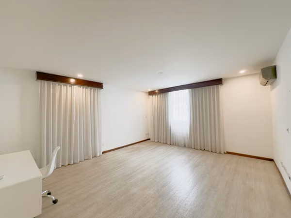 Casa Aura: Moderna casa de 3 pisos en el corazón de Santa Ana