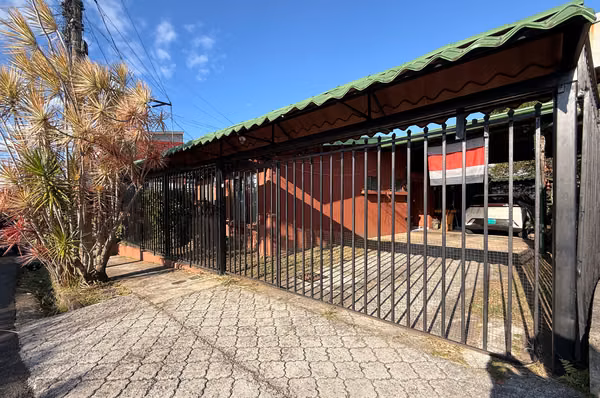 Casa en venta en Mercedes Sur, Heredia — espacio real, ubicación y presencia