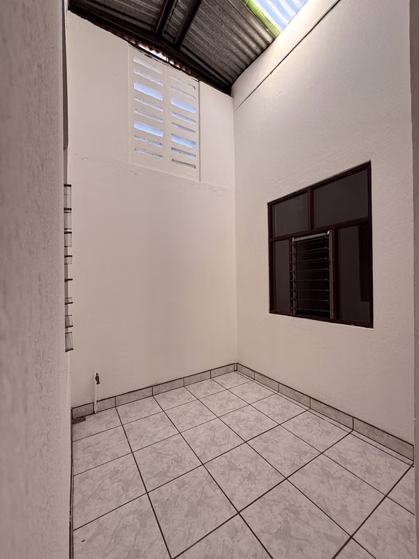 Casa en venta en Mercedes Sur, Heredia — espacio real, ubicación y presencia