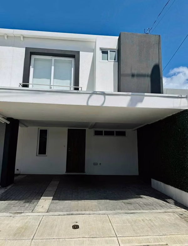 SE VENDE CASA DE DOS NIVELES en Condominio en San Francisco de Heredia.
