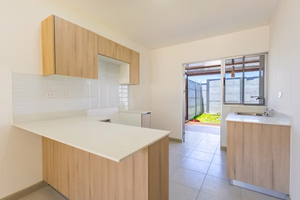 ¡Casa en alquiler ubicada en condominio en Desamparados de Alajuela!