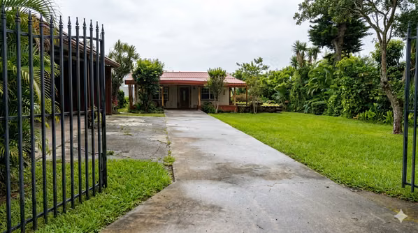 Inversión en Santa Bárbara | 3 Casas + Uso Mixto + 2.158 m² | Alto Potencial de Renta